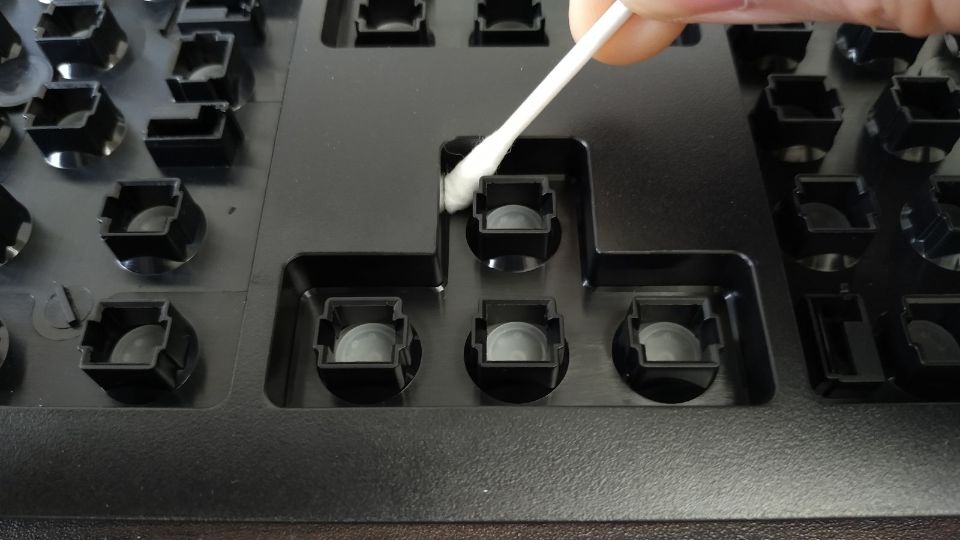 キーボードの掃除方法④ウェットティッシュと綿棒でキーボードの底を拭く