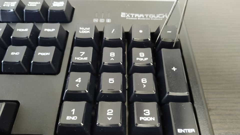 キーボードの掃除方法②キープラーを使いキートップを全て外す