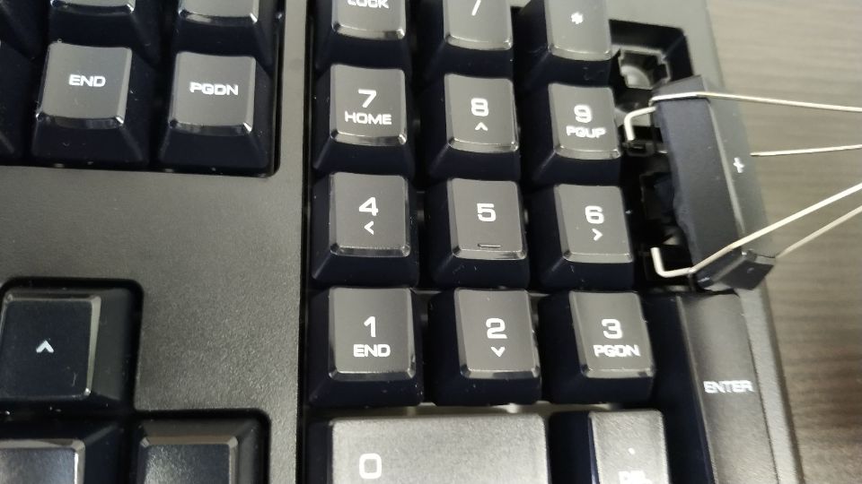 キーボードの掃除方法②キープラーを使いキートップ外す「Enterキー」