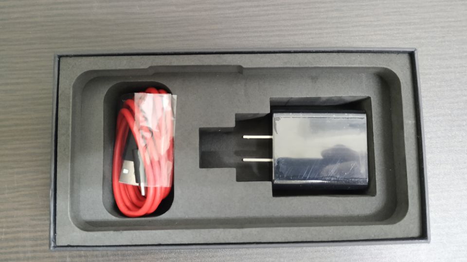 「UMIDIGI F1」赤の「USBケーブル」と黒の「充電器」